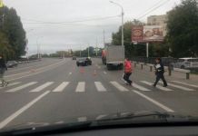 На «зебре», рядом с ТЦ, сбили пешехода