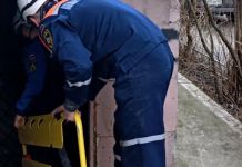 На улице Куйбышева из подвала достали пожилую женщину