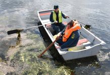 На набережной Суры с водной поверхности убрали мусор 