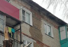 На Вяземского люди боятся включить свет из-за протекающей крыши