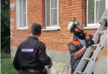 Пензенские спасатели помогли росгвардейцам залезть в квартиру