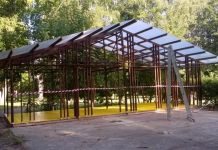Пензенцы построили беседку для общения