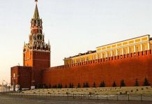 ﻿ Посетителей Красной площади эвакуировали из-за сообщения о бомбе