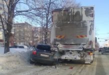 На Пушкина иномарка въехала в грузовик﻿﻿﻿