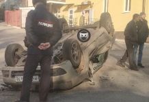 На Калинина иномарка перевернулась на крышу