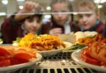 Чем кормят детей в столовых