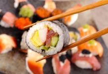 Опасная трапеза: пензячка съела роллы с кусочками стекла 