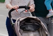 В Пензе в коляску с ребенком бросили бутылку пива