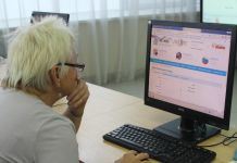 В библиотеке пенсионеров бесплатно обучают работе на компьютере