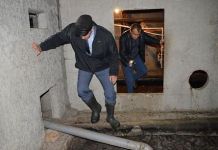 Жители дома на Бородина,12, жалуются на запах фекалий в квартирах