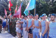 На праздник десантники вспоминали товарищей и купались в фонтане 