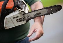 Пьяный житель области угрожал распилить свою супругу