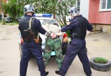 В Пензе хулиганы разгромили остановочный павильон и машины на стоянке