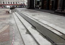 В драмтеатре к новому сезону ремонтируют ступеньки