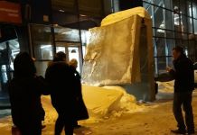 В Арбеково у торгового центра от снега рухнул козырек