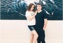 Картинная галерея предлагает подарки за селфи в синем