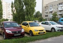 В Заречном выявили 12 автовладельцев, паркующих машины на газонах