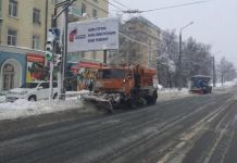 Ночью на уборку города вышло более 40 единиц техники