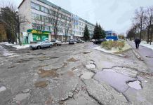 В Заречном не ремонтируют асфальт у магазинов и офисов