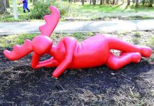 В Заречном горожане обсуждают скульптуры лосей