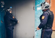 В Пензе пьяный мужчина пытался влезть в чужую квартиру