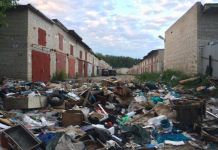 Зареченцы превратили гаражи в мусорный клондайк