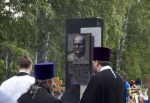 На могиле Бочкарева установили памятник в 16 тонн