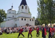 Гостей Тихвинской ярмарки будут встречать скоморохи
