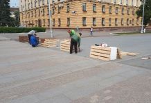 На улице Московской бетонные блоки стилизуют под скамейки