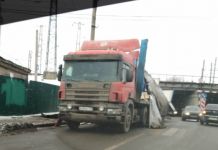 Под Бакунинским мостом прорвалась застрявшая фура