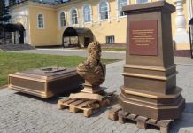 На Соборную площадь привезли памятник Александру I