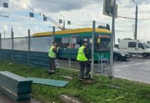 В Терновке вдоль дороги меняют шумозащитные экраны