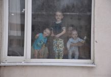 В Пензе детям устроили концерт под окнами больницы