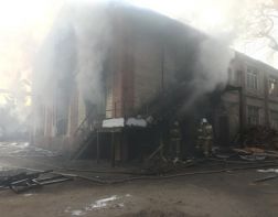 В Кузнецке на территории бывшего завода загорелся поролон