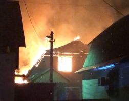 В Пензе от удара молнии загорелся жилой дом.ВИДЕО