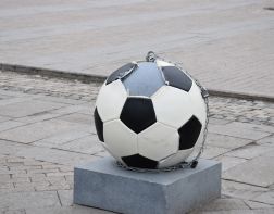 Вандалы испортили футбольные чехлы на антитаранных шарах на Московской