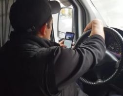 Пензенский водитель гнал маршрутку, зависая в телефоне