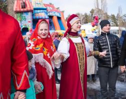 Cотни зареченцев пришли на праздник Масленицы в Центральный парк 