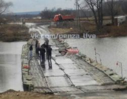 В Пензе «КамАЗ» упал с понтонного моста