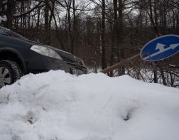 В Пензе лихач вылетел на встречную полосу и чуть не спровоцировал аварию.ВИДЕО