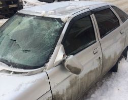  Пензенские автолюбители страдают от схода снега с крыш 