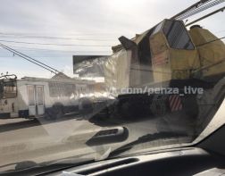 В Пензе кран протаранил троллейбус