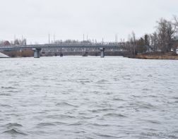 Суру вдоль набережной очистят с помощью спецтехники
