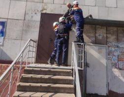 В Пензе мужчине помогли спуститься с козырька подъезда