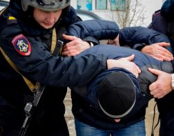 Мужчина в женском чулке на голове ограбил микрофинансовую организацию