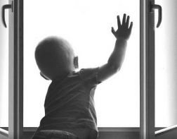 В Пензенской области маленький ребенок выпал из окна