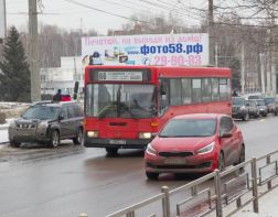 В сети обсуждают опасные маневры пензенского автобуса