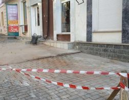 Опасные прогулки: со старых зданий на Московской падают кирпичи