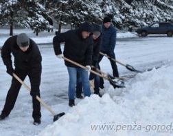 Чиновники расчистили снег у мэрии