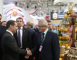 Иван Белозерцев пожал руку премьер-министру России Дмитрию Медведеву
